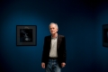 muestra antológica en España de Carlos Fadon  en Museo Extremeño Iberoamericano de Arte Contemporáneo (MEIAC) de Badajoz retrato del autor.