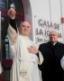 (Iz)Nuncio Apostólico en España, monseñor Renzo Fratini junto con (Dr) el arzobispo de Mérida-Badajoz, monseñor Santiago García Aracil; visita el Seminario Metropolitano de San Atón, y vendice "la casa de la iglesia" San Juan de Rivera.