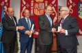 Badajoz, El presidente del Senado, Pío García-Escudero impone la Medalla de la Orden "Isabel la Católica" a Miguel Celdrán, ex-alcalde de Badajoz, en presencia del presidente de la junta de Exrtemadura,  Antonio Monago, y el delegado del gobierno german lopez (izquierdad)