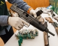 material incautado por la guardia civil en redadas antidroga de San Roque y casco antiguo, varios vehiculos,  hachís, dos subfusiles-ametralladores, dos escopetas y un rifle,